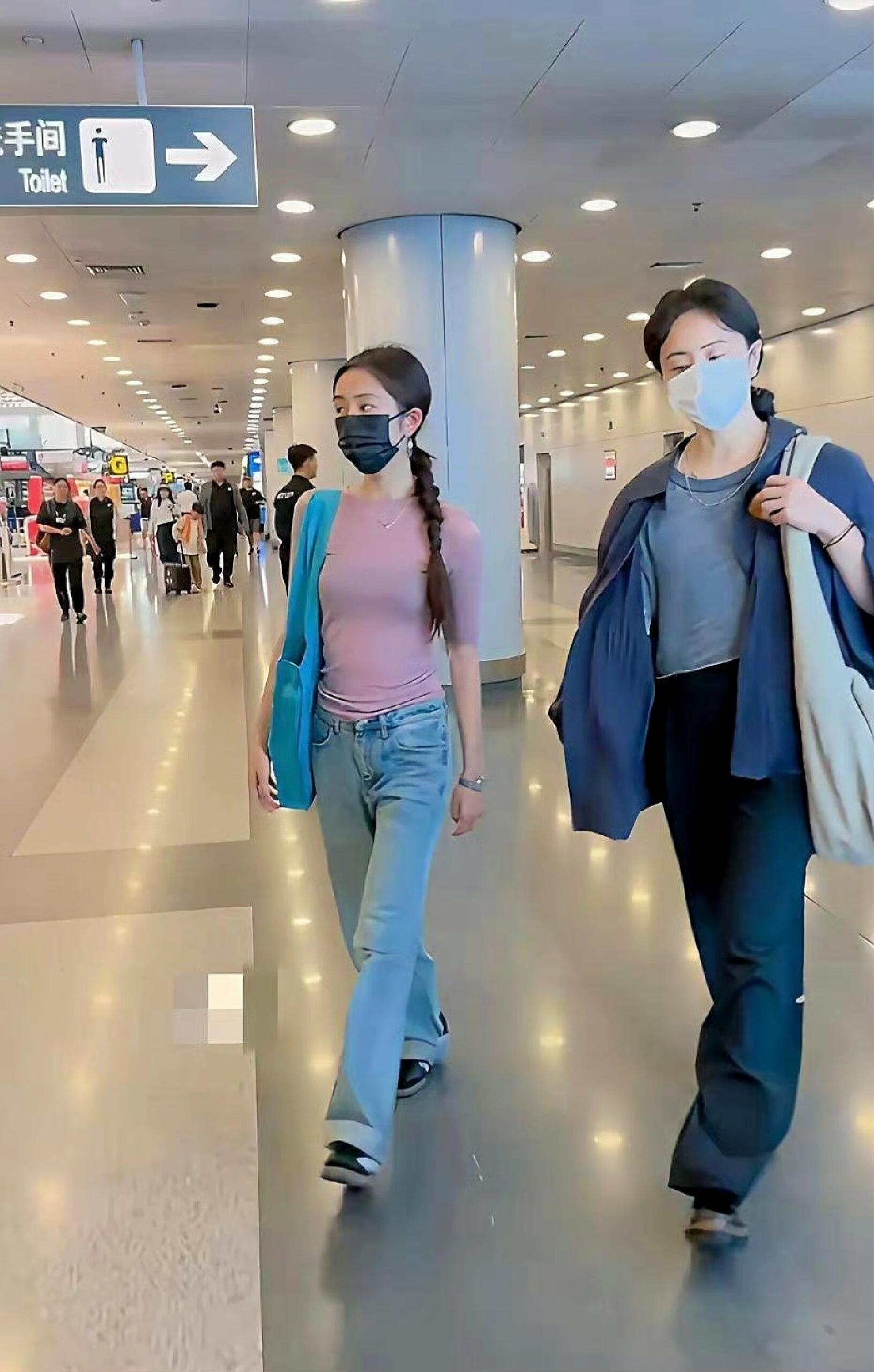 黄多多身形体态一看就是学过跳舞 ​​​