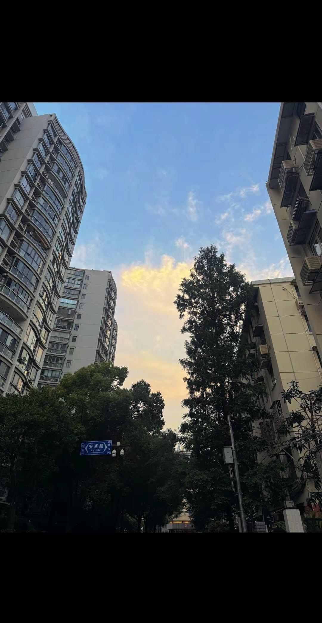 比赛暂停，中场休息👌 这场梅雨持久战打到中场暂停，阳光限时上场救急，别高兴太早