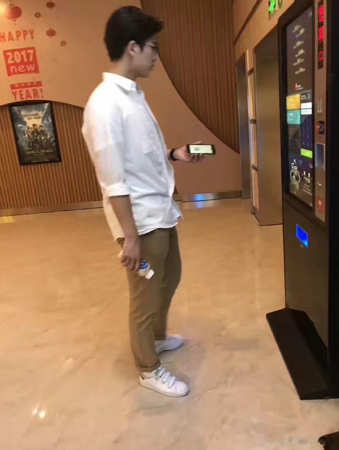 张凌赫17年就有偶遇照了张凌赫早期看电影被偶遇张童鞋好有年代感的称呼 ​​​