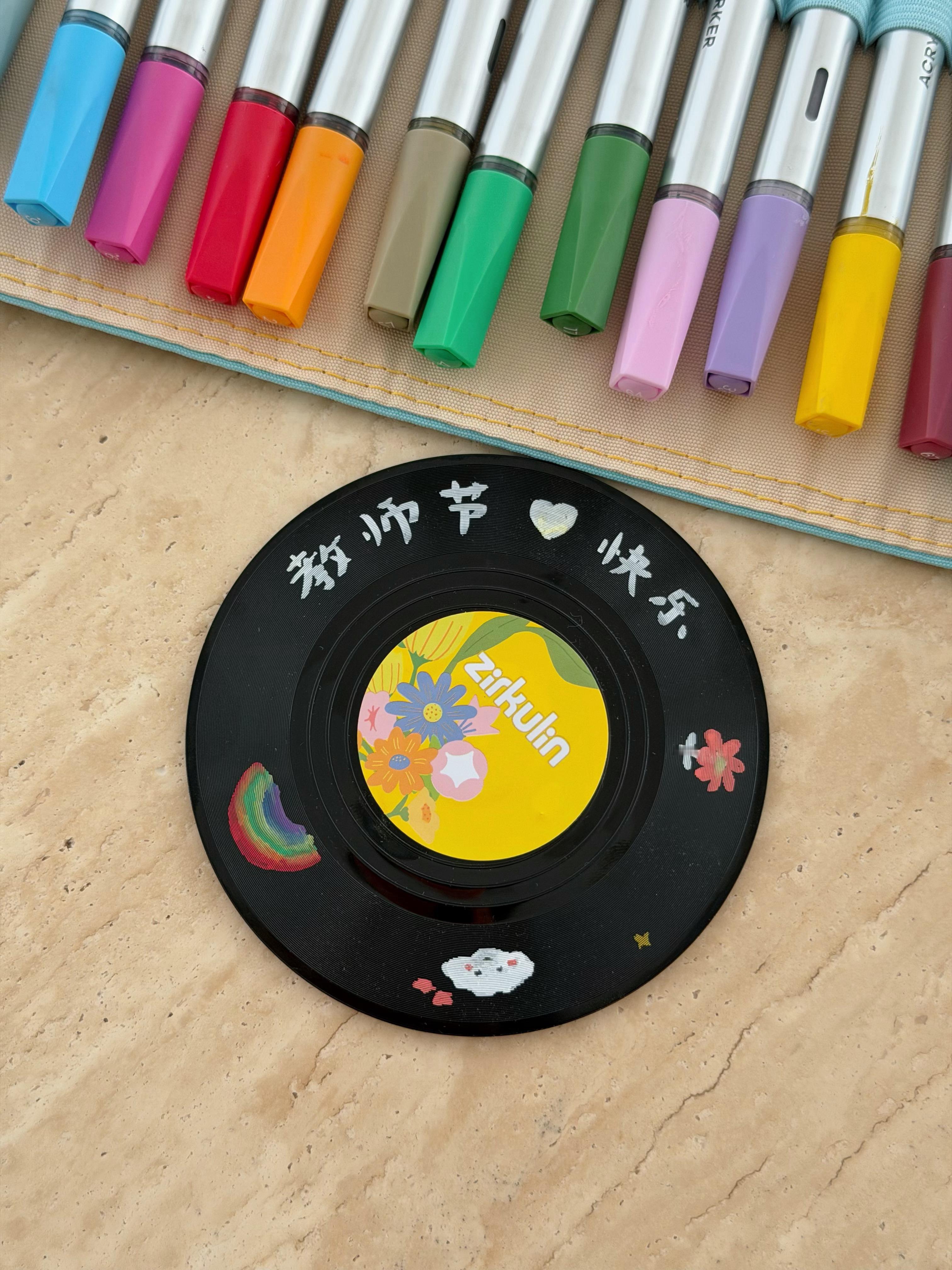到家我说先拍一下这个赠品杯垫 上面可以画画的，你可以画一下再拍等一会儿我看的时候