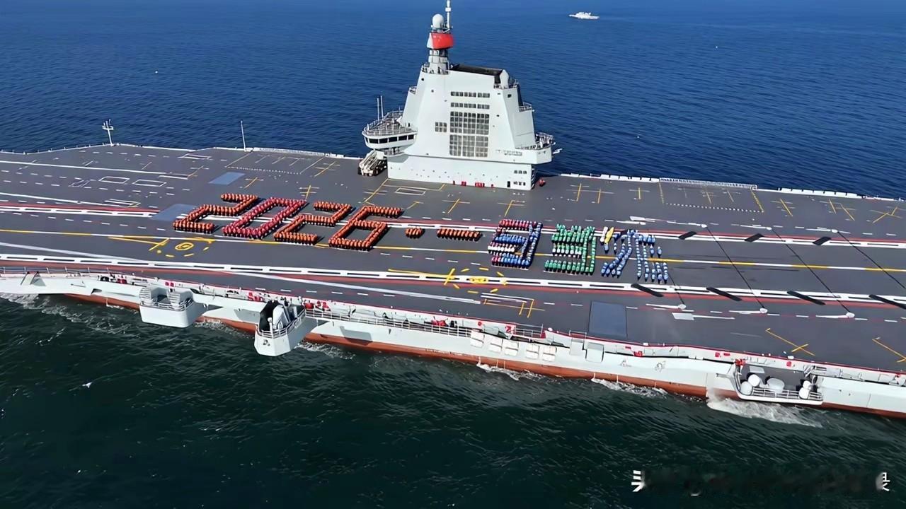 福建舰送给我们的新年祝福来了！
2026 一马当先！

福建舰现在应该是我国最受