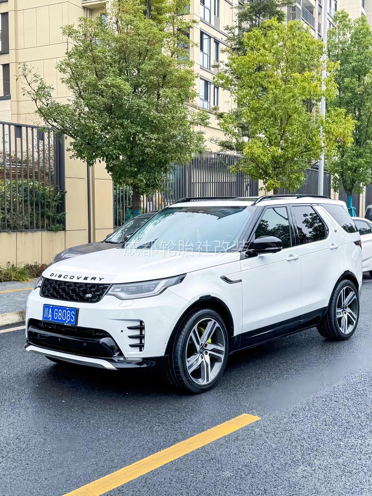 24款白色路虎发现5欣赏。小清新风格，升级高配运动包围+雾灯，再搭配上顶配风格轮