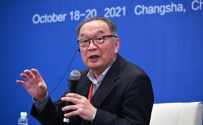 我们是否必须照搬西方的发展模式，把农民都赶到城市里去？温铁军认为，这种粗放模式，