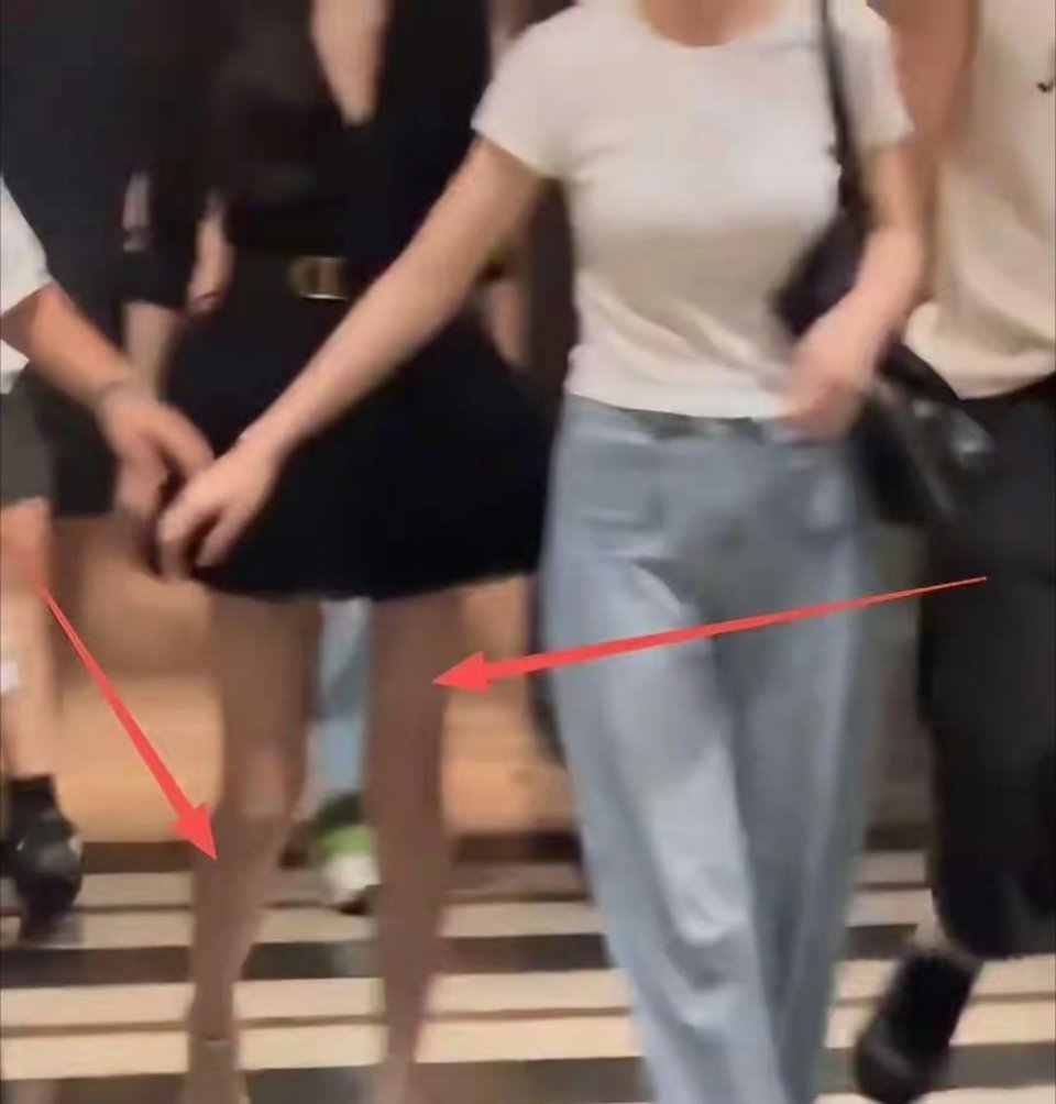 27岁宋祖儿现身南京，瘦身惊人成竹竿 双腿瘦成皮包骨，病态审美引讨论！！！ ​ 