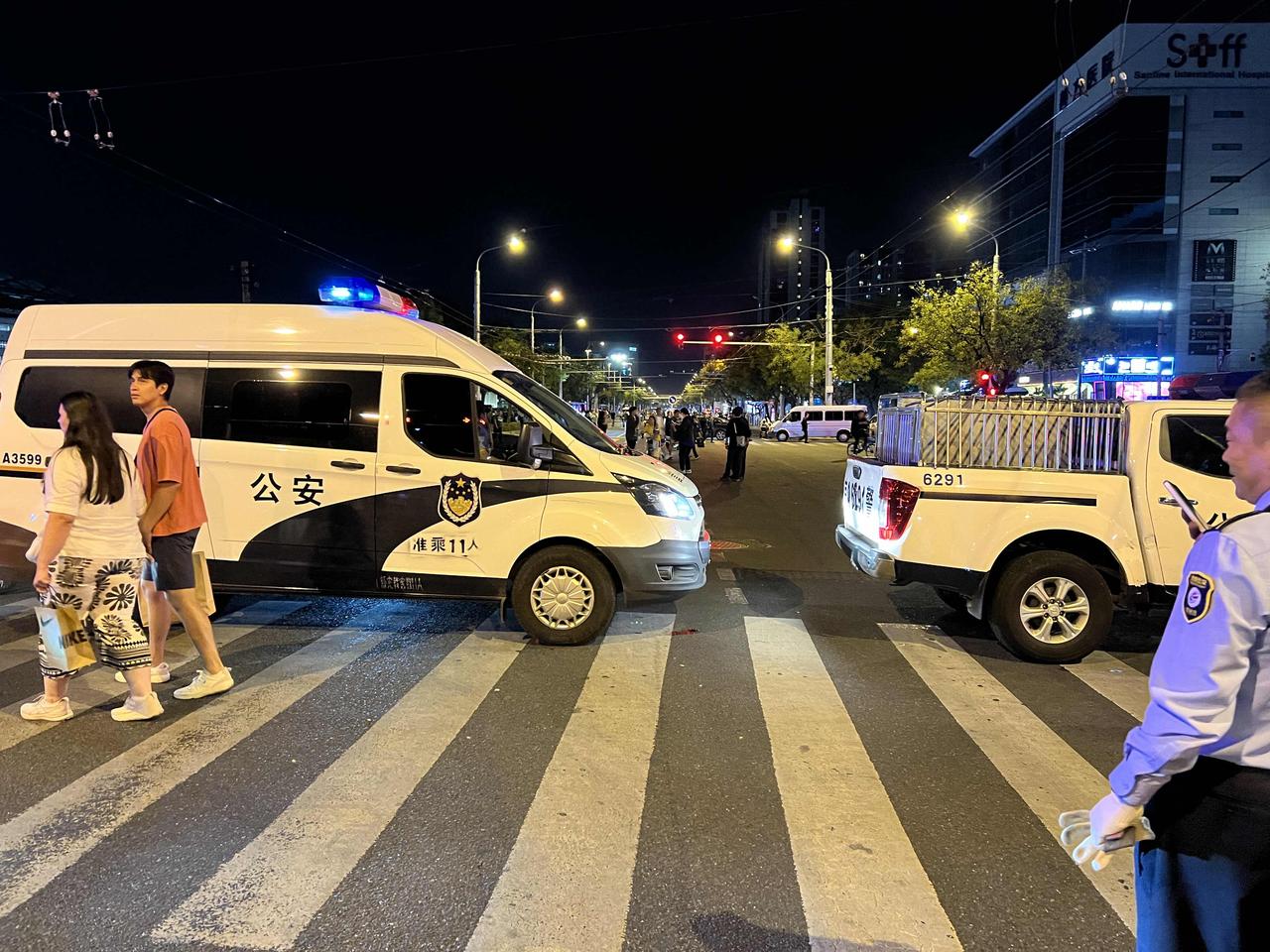 一群臭脚踢一场臭球，散场还要把交通拦堵，害得大小车辆包括公交一律停运。