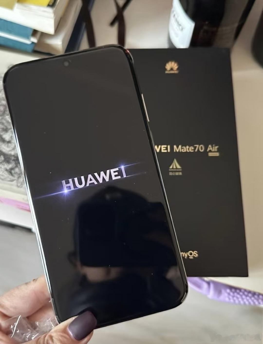 好家伙！华为Mate70Air真机曝光外观保持了家族化设计，采用6.9英寸左右屏