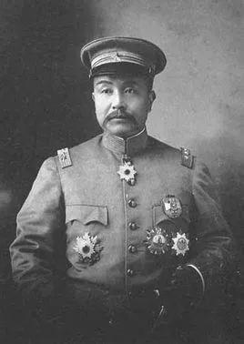1916年，袁世凯知道自己时日无多，他叫来儿子袁克定，缓声道：“出殡那天，你不用
