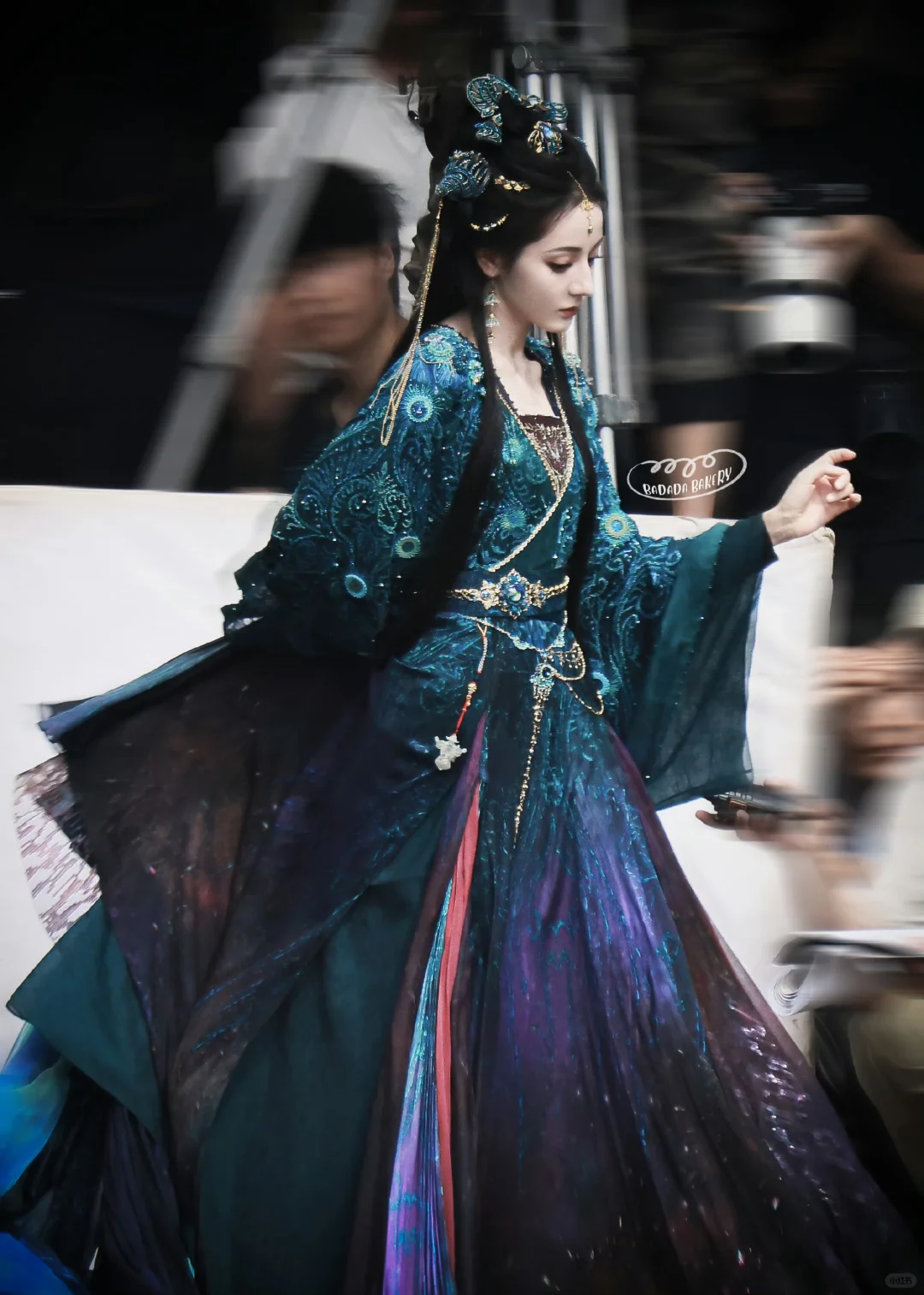 流光溢彩的蓝紫色裙子
