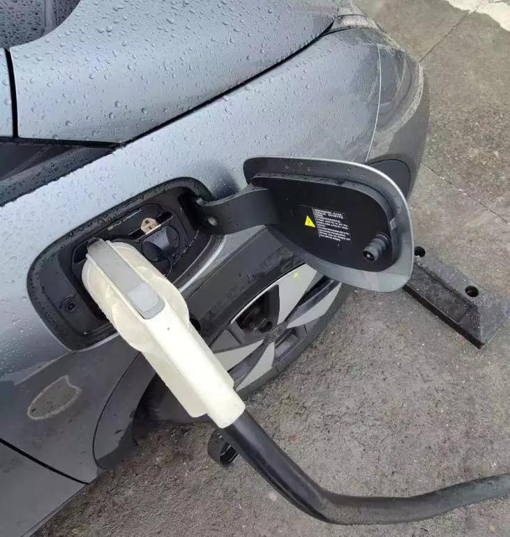 海豚下雨户外充电，需不需要撑个伞，在线等
家里电桩没装好，只有户外快充，担心充电