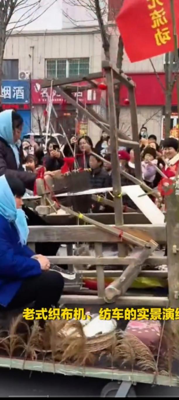 山东这地闹元宵可太绝了，怀旧风直接火出圈！现场张灯结彩，大红灯笼高高挂，满满的节