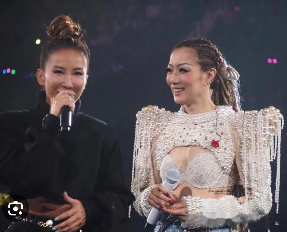 郑秀文真有心了。

6日，郑秀文晒旧照悼念李玟，并配文表示：“脑中一直想起我们在