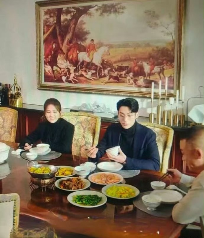 “女主真的能夹到菜吗？以爱为营。” ​​​