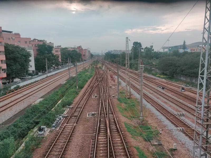 黑夜如墨，风暴张狂。每一声雷鸣，每一道闪电，仿佛都在昭告：前路险阻，荆棘满途。然