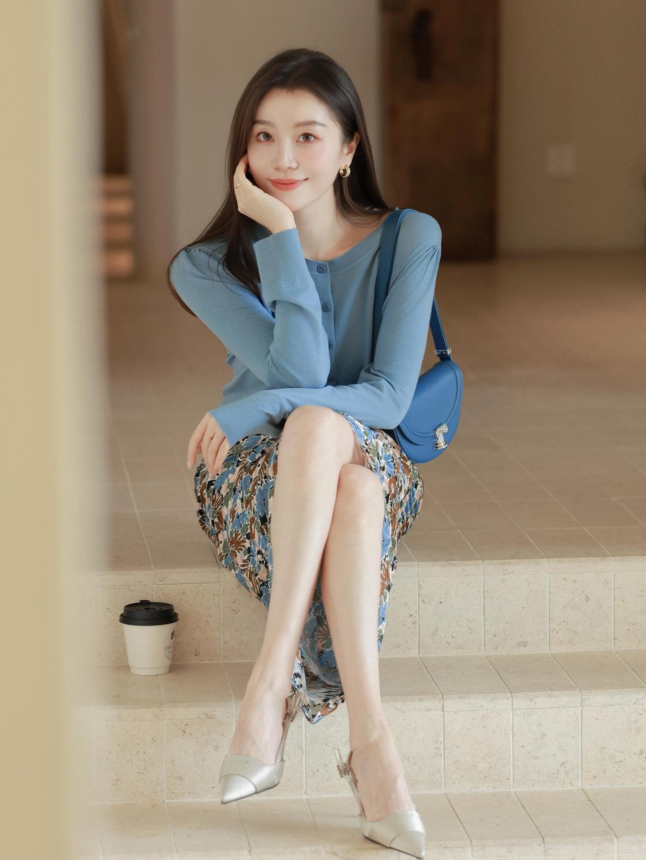 气质美女，眉眼舒展、体态端庄，不张扬却自带光芒。干净得体、从容温柔，谈吐有分寸、