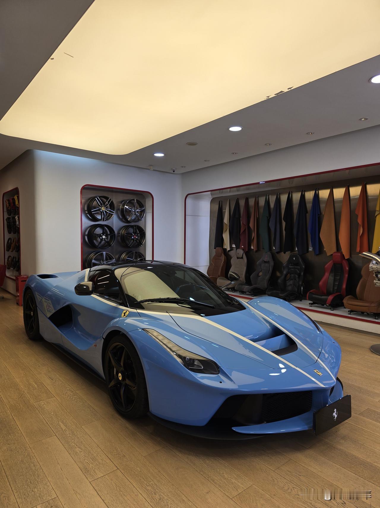 十几年的老法拉利 给人一种老妇女的美
法拉利LaFerrari 之前玩车大佬定的