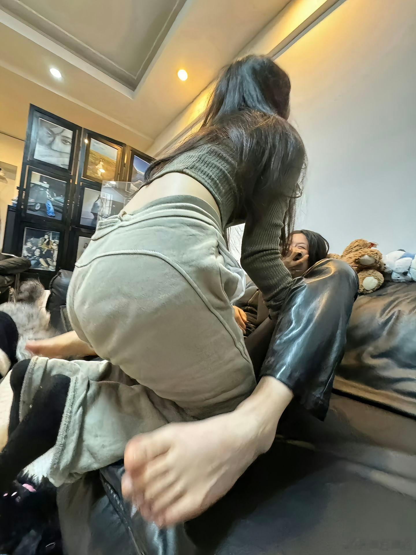 闺蜜之间的打打闹闹 