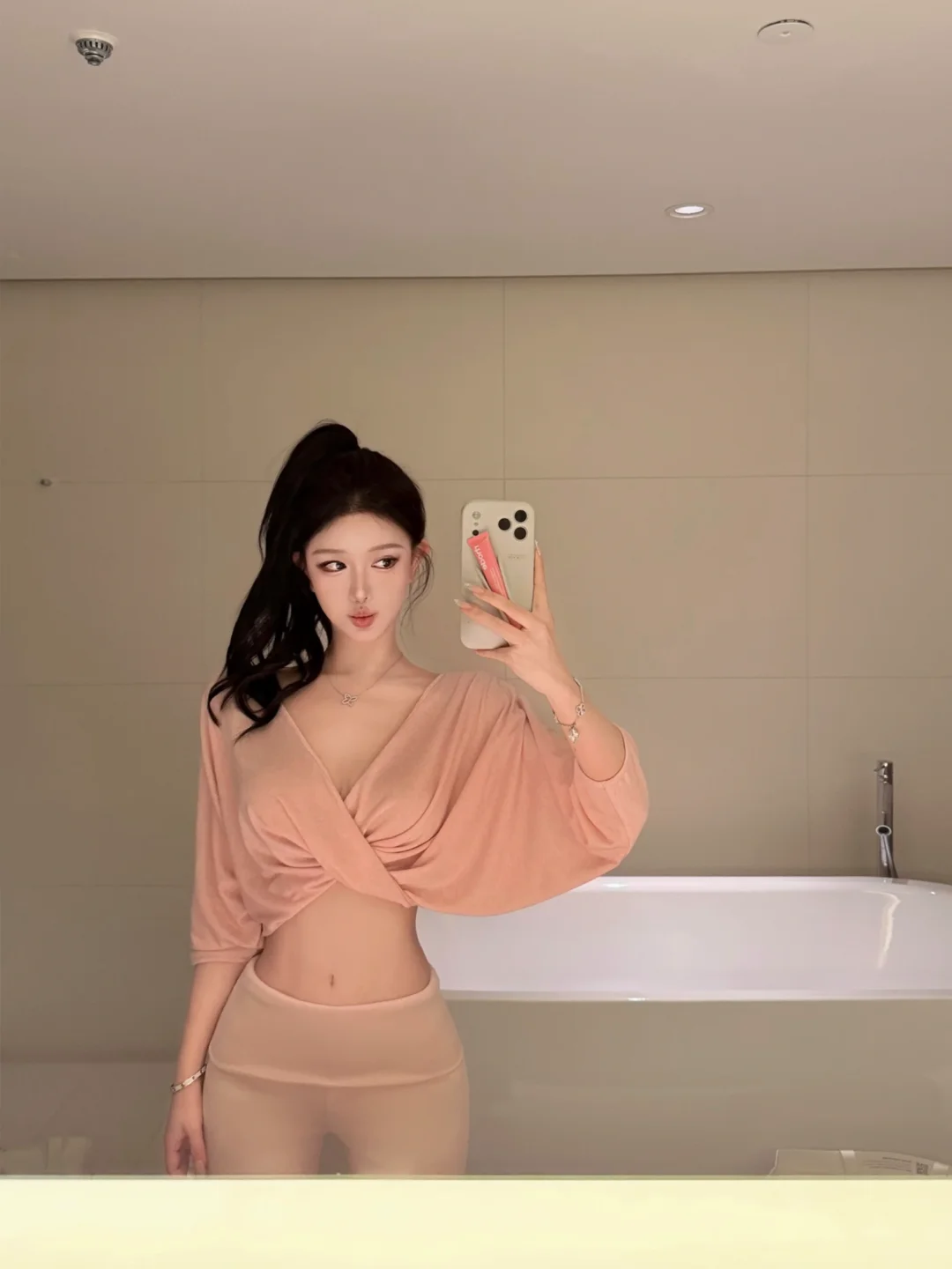 白女套装有多美 无需多言✋🏻