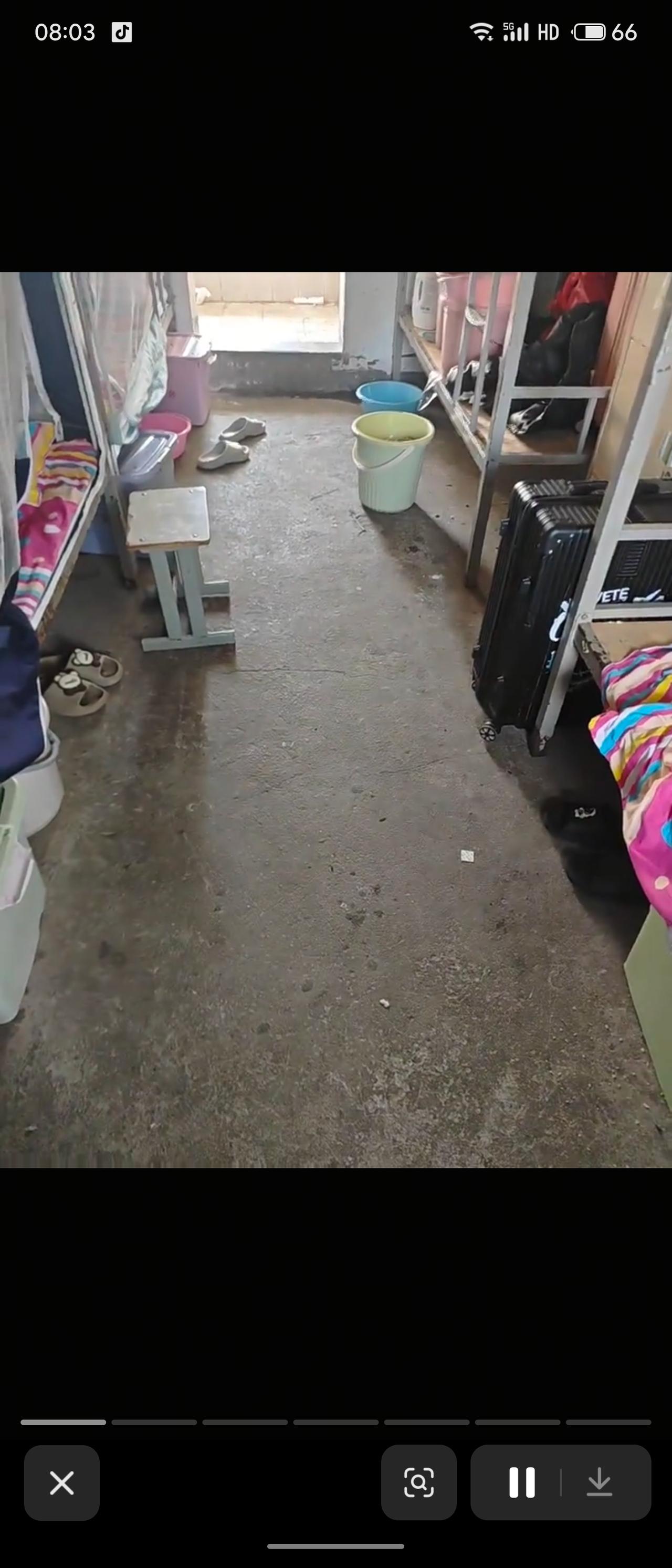 抖音网友“最XX别”发布孝感二中寝室状况，本人截图做了账号脱敏处理，应该是学生或