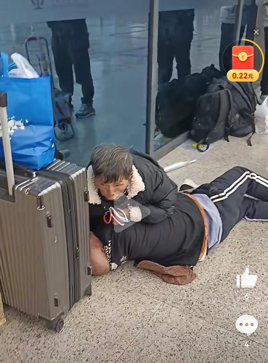 俩老人加起来166岁，当街“全武行”这场面真没见过！🔥

郑州车站惊现“武林高