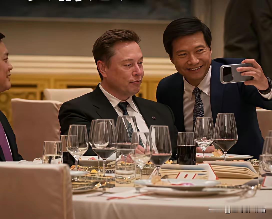 这张照片在网络上很有争议。

在我看来，要是我喜欢的偶像在我身边，我也会迫不及待