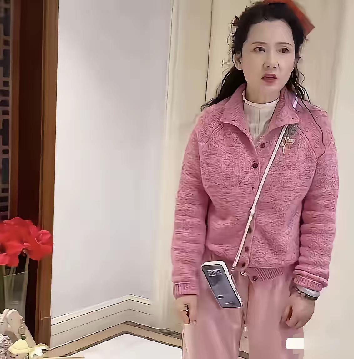 何赛飞老师是懂穿搭的.不漏肉，不紧身，颜色柔和，看起来就非常正常舒服。比穿吊带，