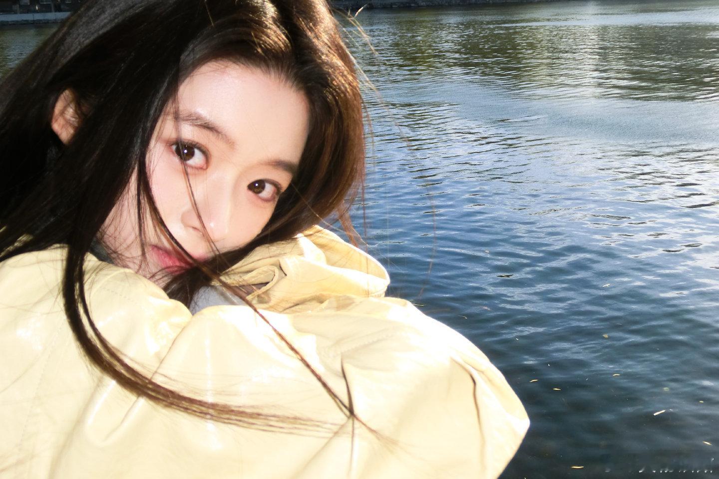 黄杨钿甜12月初的明信片，太甜太温暖的笑容了，好治愈啊，妹妹多多营业啊。 