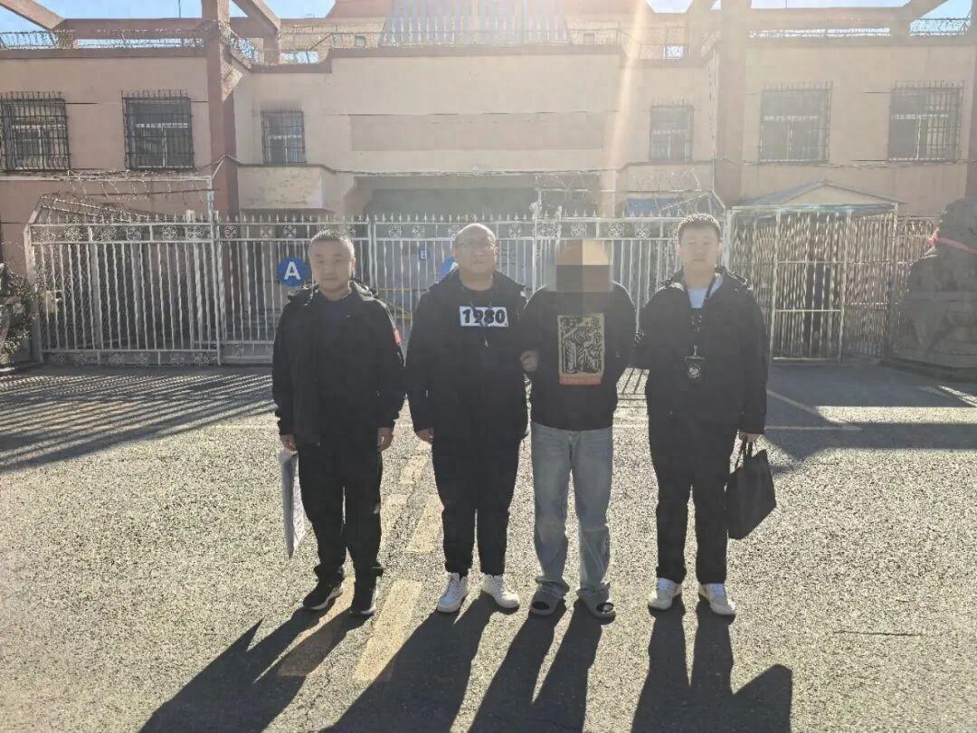 呼和浩特，一名男子报案自己女友的金项链、金手镯全被换成了假货，涉案金额有十几万，