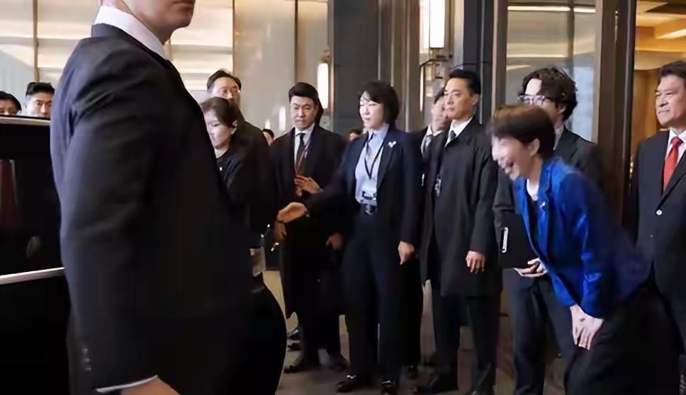 高市早苗对李在明表情谄媚，又是鞠躬又哈腰，现场氛围说不出的诡异！这出戏码，表面礼