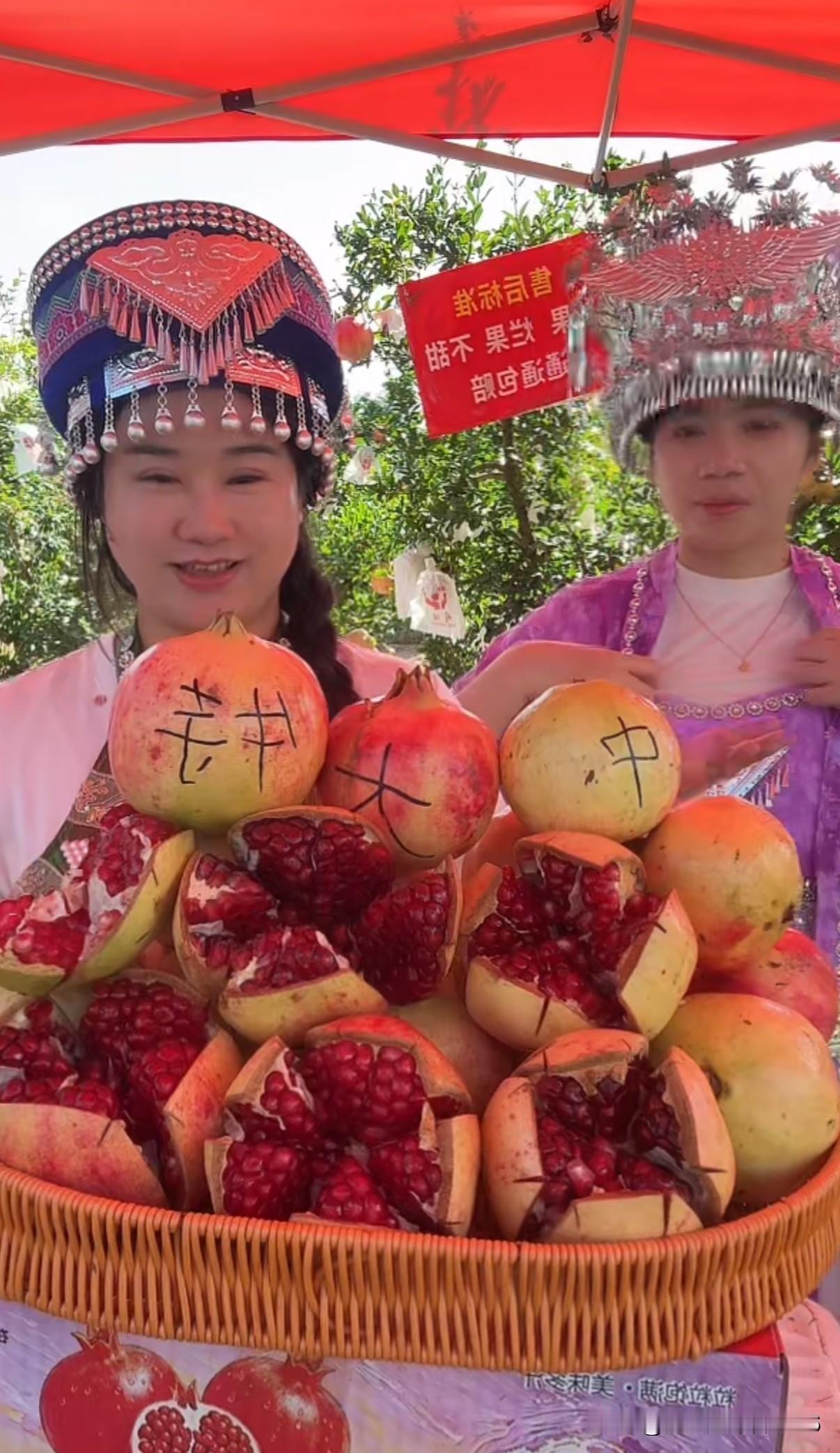 厉怀远带着大哥、大嫂和妹妹三水，在四川凉山会理的石榴果园地头开启了直播带货，着重