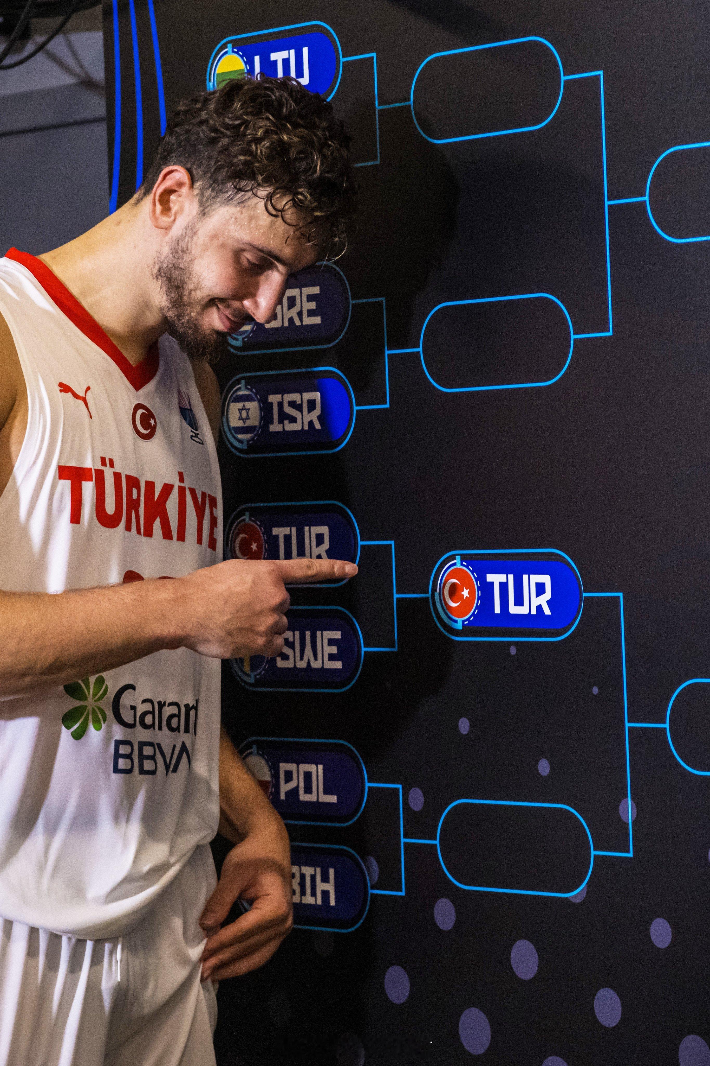 FIBA官方晒照：申京砍下24分16篮板带领土耳其打进欧锦赛八强。男篮欧锦赛申京