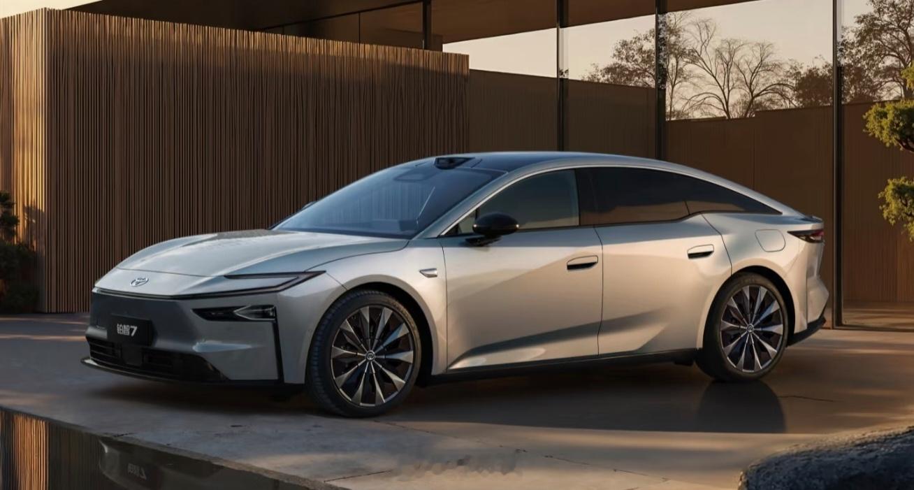 前段时间，我试驾了丰田威兰达，感受到了全新换代后的丰田燃油车。其实这次丰田在广州