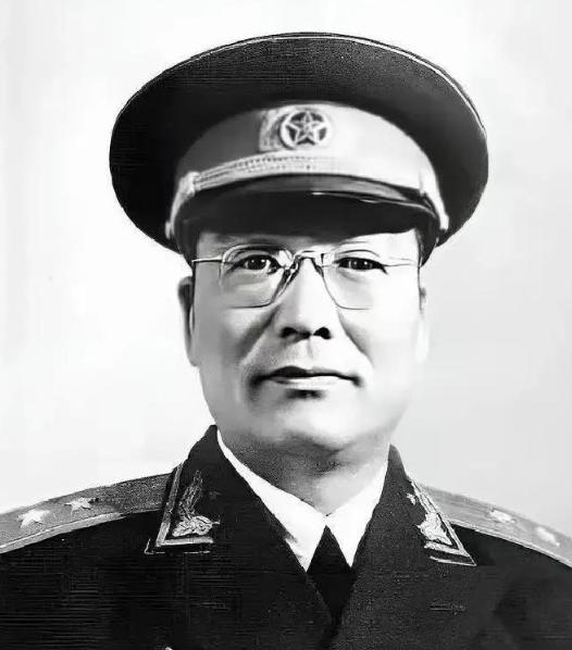 1955年，新中国首次授衔大典前夕，中南海的一间办公室里，周恩来总理对着一位战功