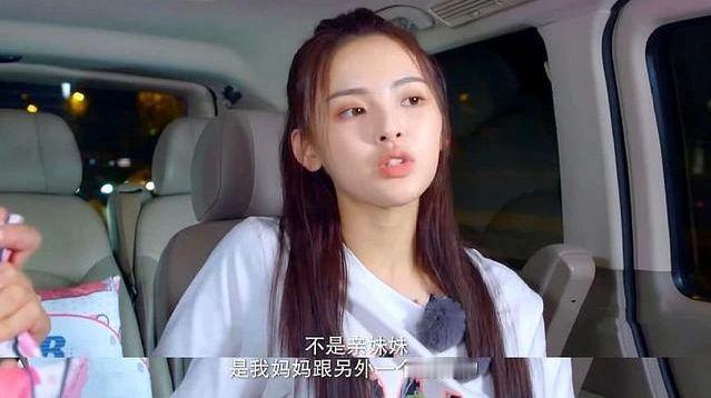 最近杨超越关于抚养妹妹的言论再次被网友热议，有人骂她冷漠自私，也有人夸她清醒通透