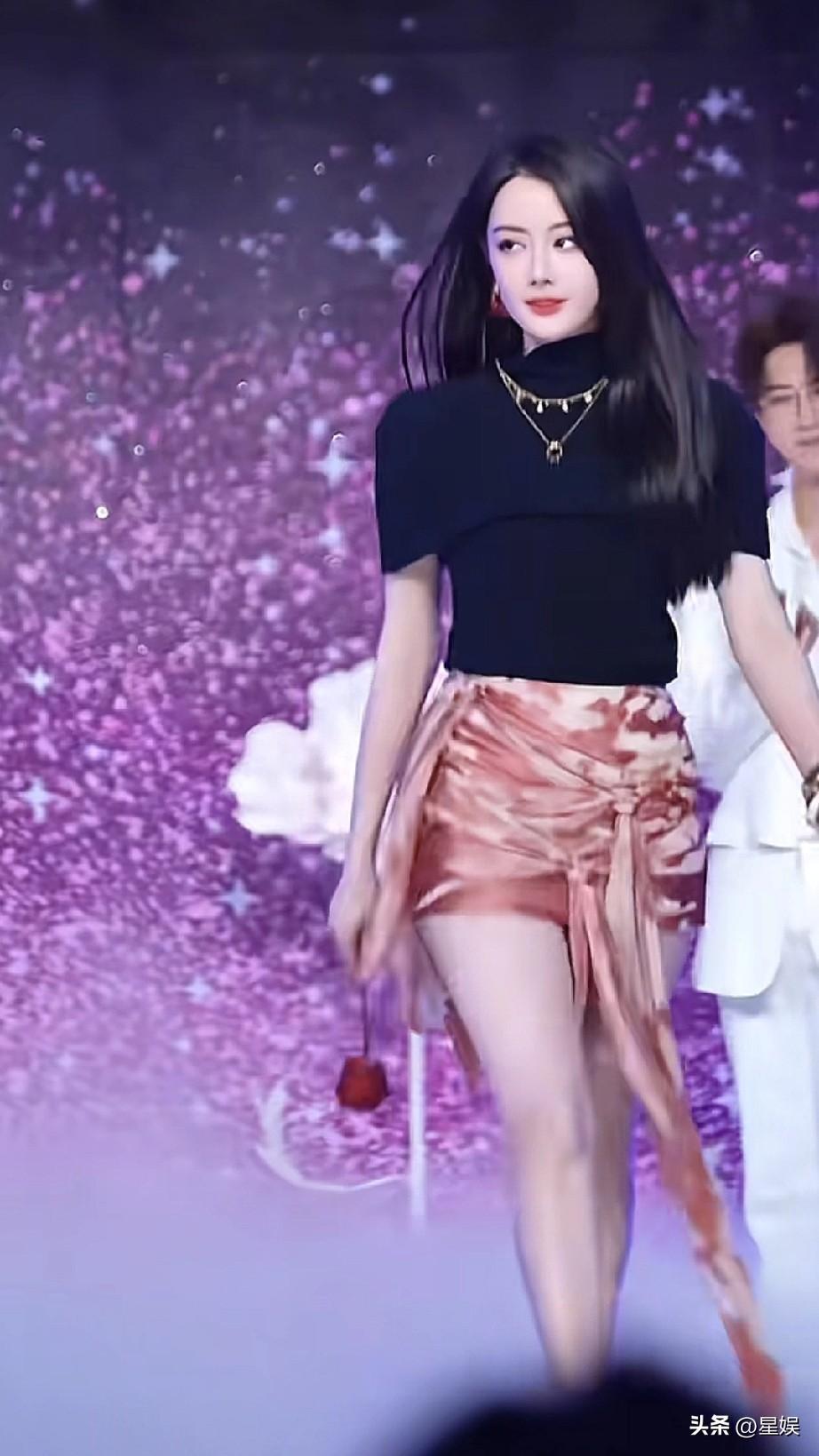 迪丽热巴T台上走秀。