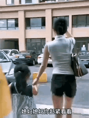 嫂子也是风韵犹存啊！

生了俩娃身材还这么好！