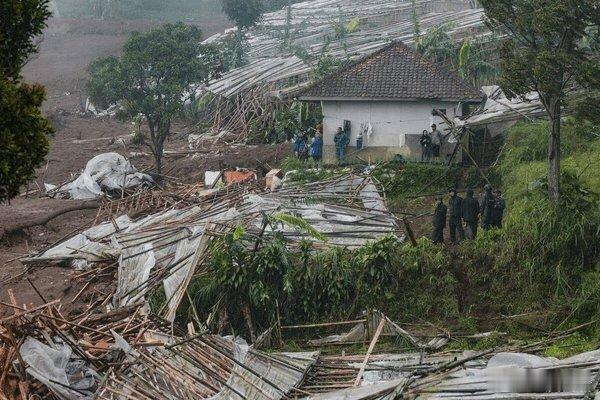 据外媒1月24日报道，印度尼西亚西爪哇省西万隆县芝萨鲁阿区于1月24日凌晨发生山