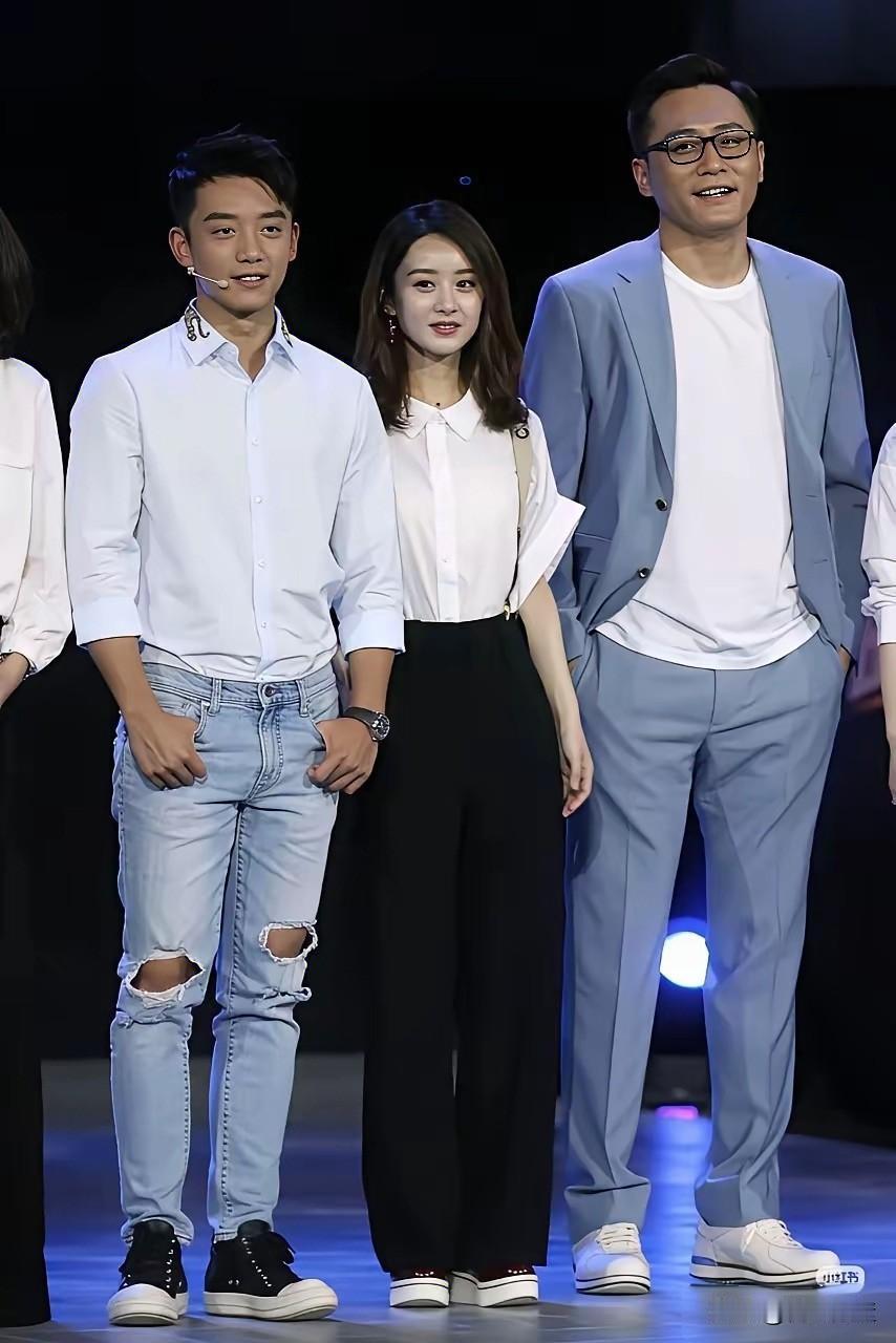 男人个子高太有优势了，
虽然两人同为顶流明星，
但是刘烨显然比郑恺更帅气。