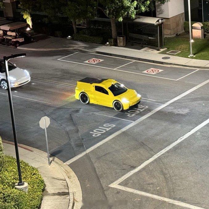 特斯拉的Robotaxi上路了，不知道比萝卜快跑如何[doge] ​​​
