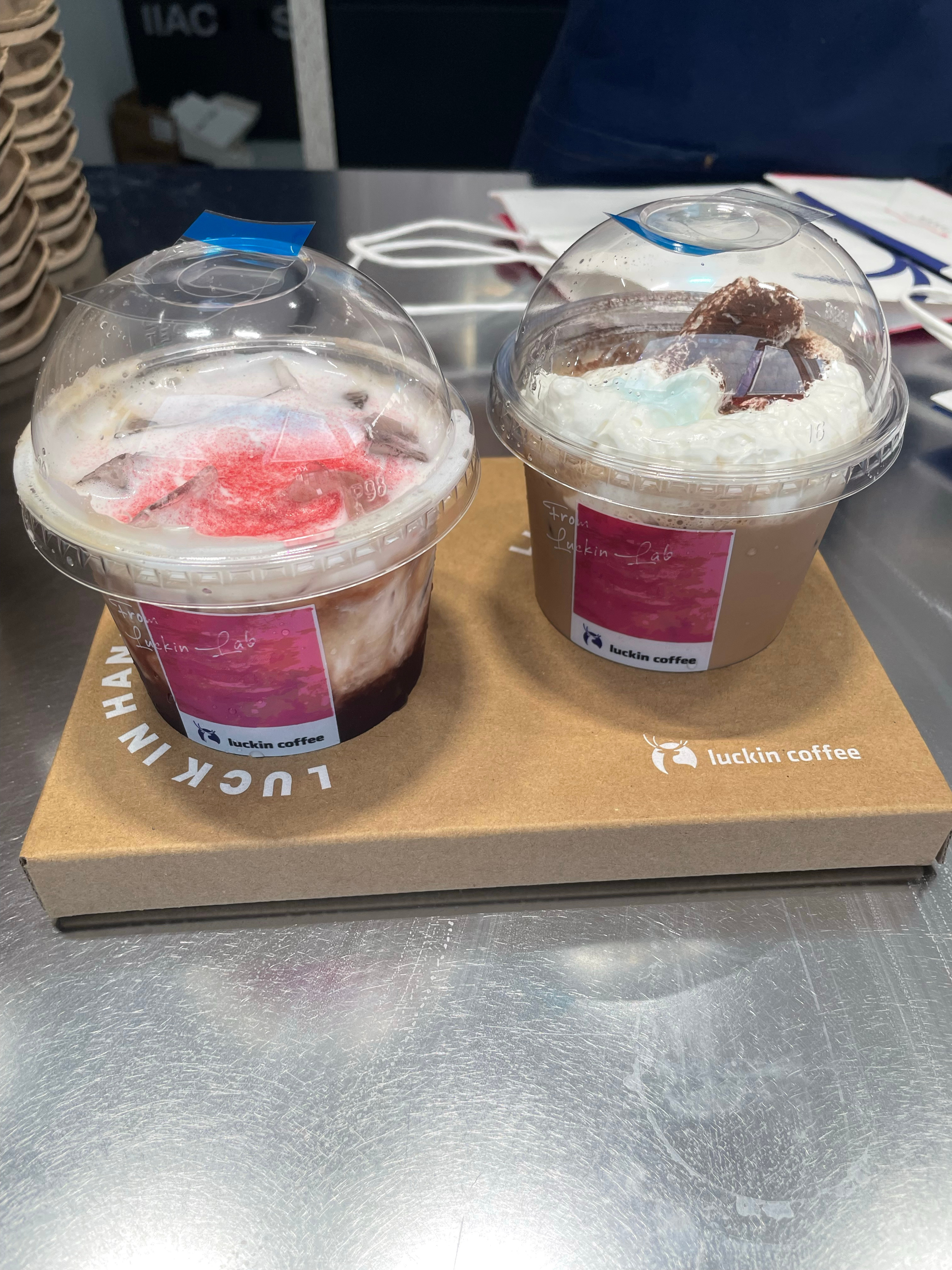 左边那杯新品我的评价是不如去711买一瓶6块8的葡萄汁  右边那杯可以直接倒了 