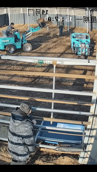 男子驾驶小型电动装载车装货的时候突发意外情况。
由于车身太轻又没有配重，导致在装