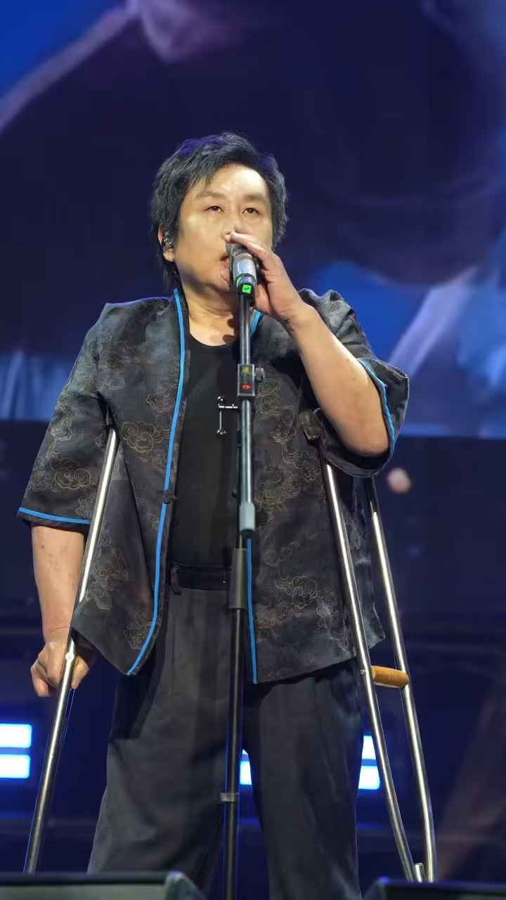 郑智化 没有连滚带爬唱歌的时候:风雨中这点痛算什么[努力]现实:4人服务1人 我