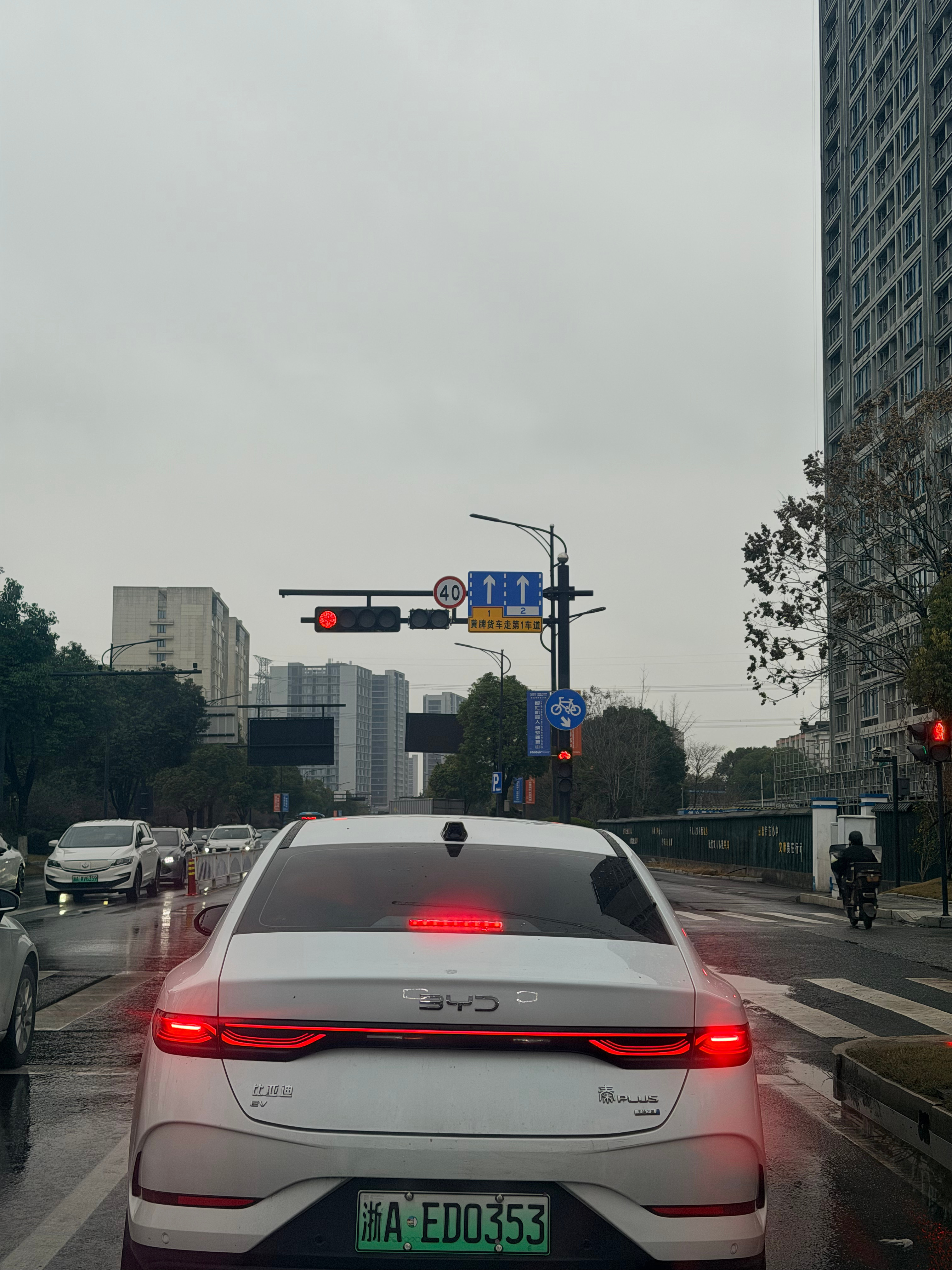 刚看到新款秦PLUS EV，一眼就感觉很精致，作为一台A级轿车，尾部真的是A级车