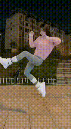 这两天刷视频，在几个平台上都看到这个女生跳舞，那叫一个身休舒展得毫无痕迹，动作连