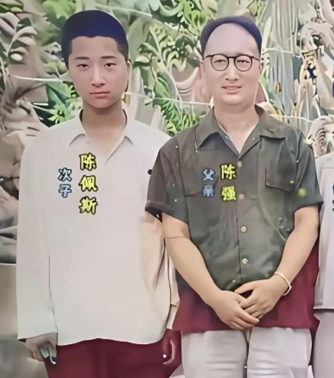陈佩斯父子旧照被扒，一个曾经爆炸头，一个曾经小卷毛，如今两颗灯泡同框，网友笑到打