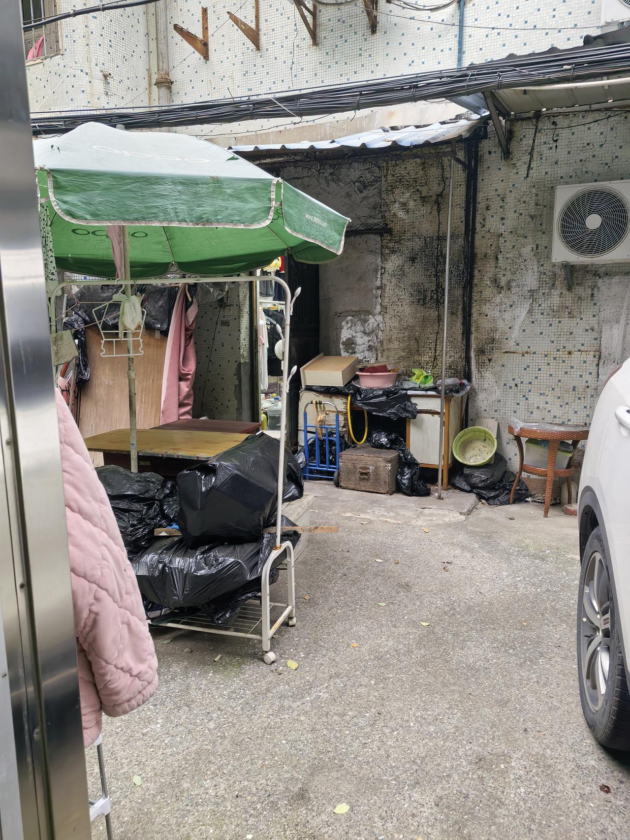 谁能想到就因楼下门面做饭炒菜，二楼的租客因不满有油烟，竟前后找了物业、社区、警务