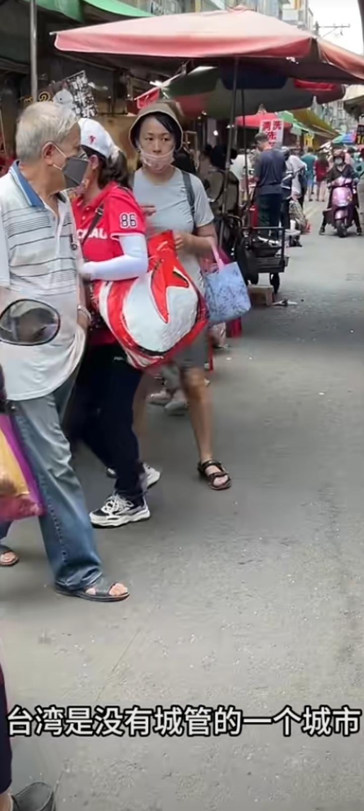 台湾是一个没有城管的地方，只要不影响交通随便找块地方就能摆地摊。
邻居的亲戚阿珠