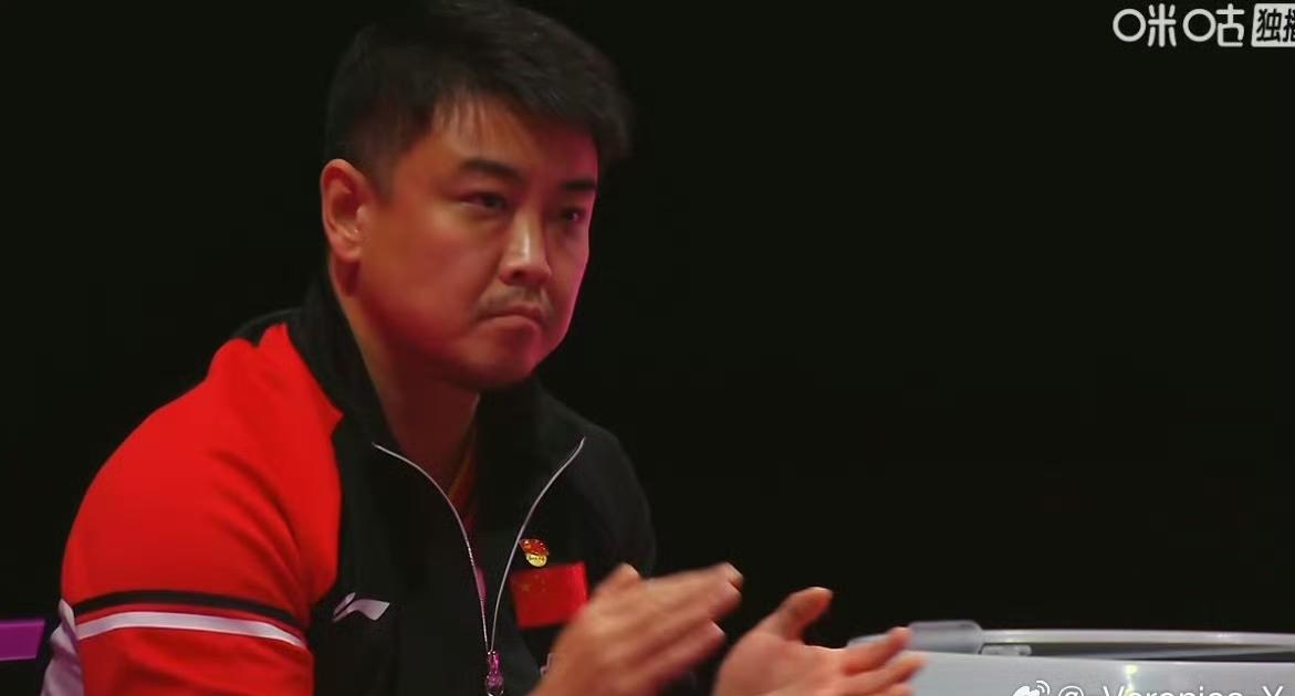 王皓指导坐在场边给林诗栋🇨🇳指导，
王皓指导表情平静，情绪稳定，时不时给林诗