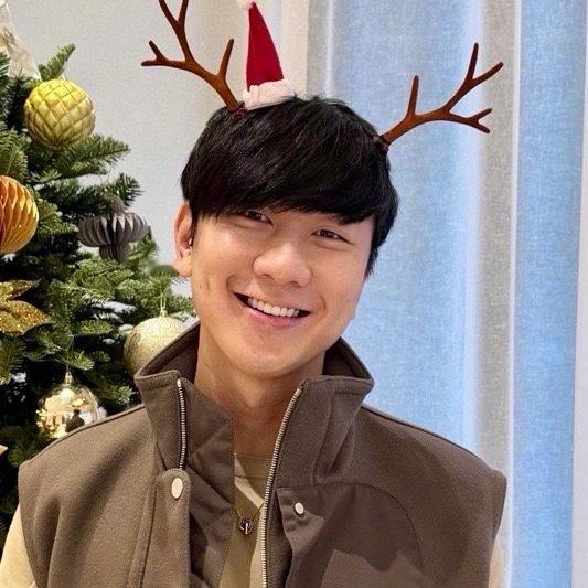 林俊杰的骨相很有说法。鼻梁山根贯印，为单犀；眉骨上方左右两骨上耸入顶，为双武库；