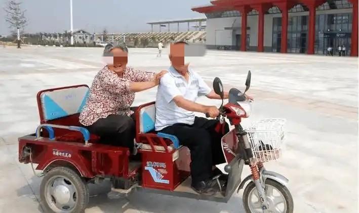 讹天讹地讹空气！湖北咸宁，70岁老人无证驾驶三轮摩托车出行，没有戴头盔，还载着老