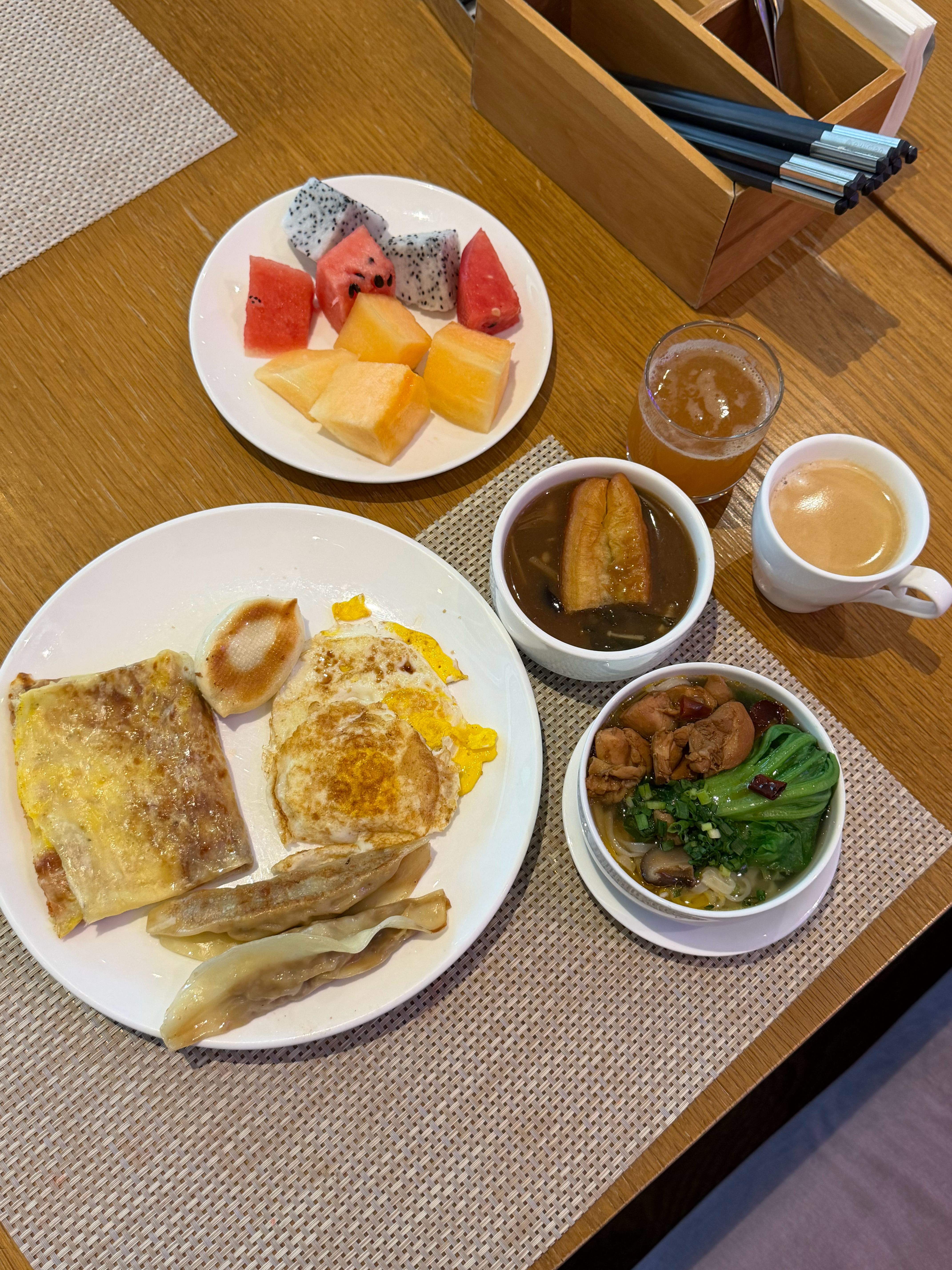 早上好，河南的早饭就是碳水配碳水，我这胡辣汤泡油条吃法中不中嘞？ 